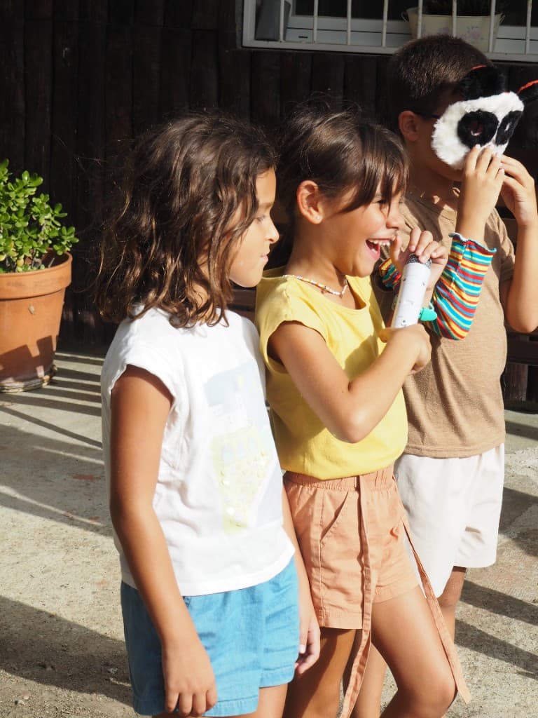 És una extraescolar educativa i lúdica per conèixer, comprendre i gestionar les emocions, adreçada a nens i nenes de 6 a 12 anys. Aprenem jugant i experimentant en plena natura.