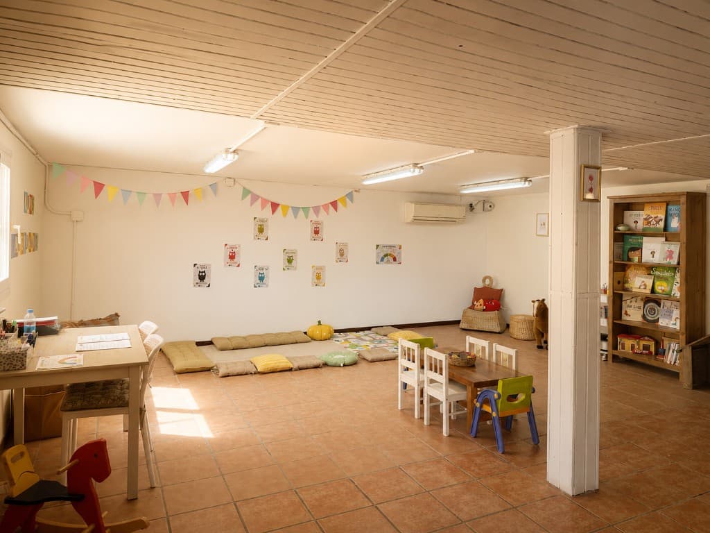 L'activitat es fa a la Hípica Fundació Federica Cerdà, un entorn natural i tranquil on els infants aprenen en contacte directe amb els cavalls i la natura.
