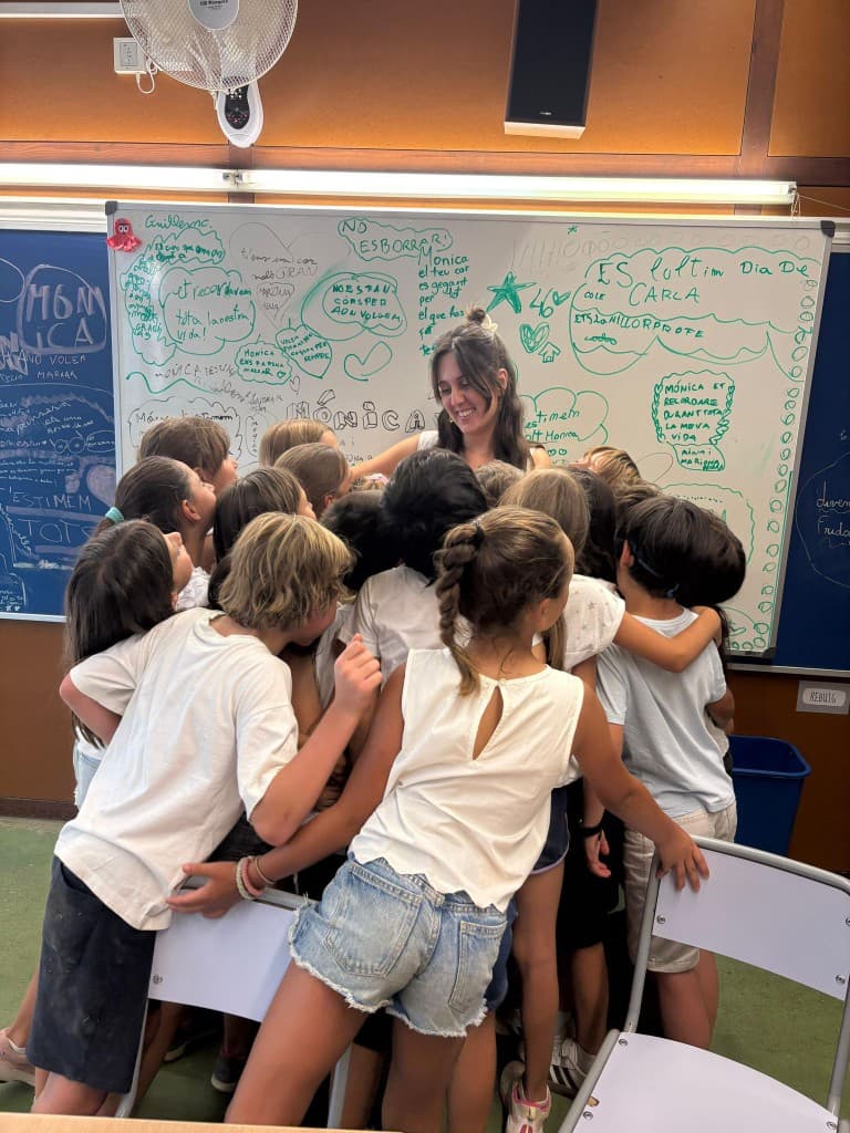 Mònica amb els seus alumnes