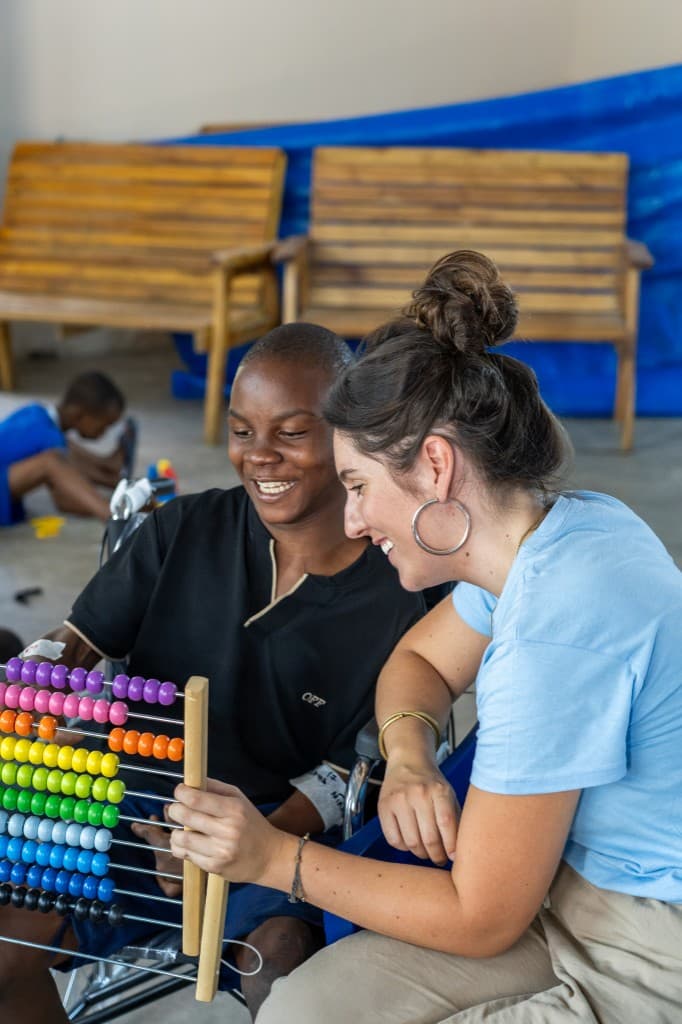 Mònica en un projecte educatiu de voluntariat